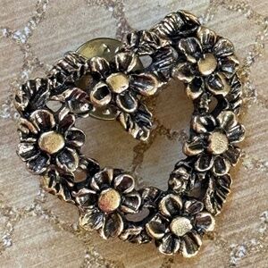 VINTAGE CAMCO Brooch Heart Floral Gold Black